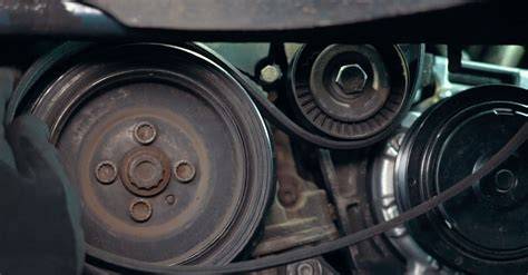 Infografika: Schéma drážkového řemene a napínacího mechanismu