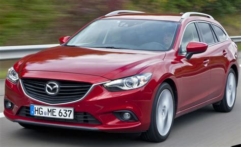 Mazda 6 kombi zaparkovaná před moderní budovou