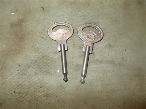 detail klíče zasunutého ve spínací skříňce s patrnou vůlí