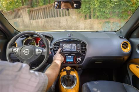 pohled do interiéru Nissanu Juke s důrazem na prostor a rozmístění ovládacích prvků