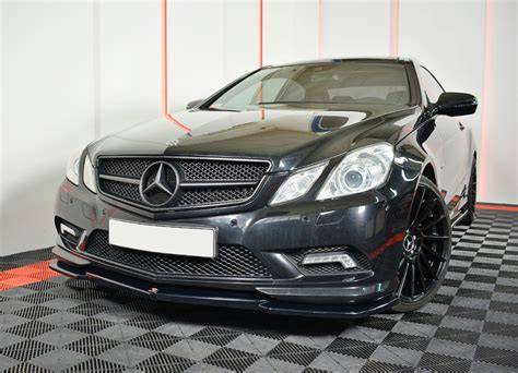Luxusní Mercedes-Benz třídy E z roku 2009