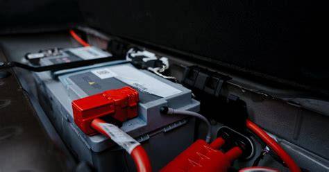 Infografika: Jak probíhá nabíjení autobaterií a co ovlivňuje rychlost nabíjení