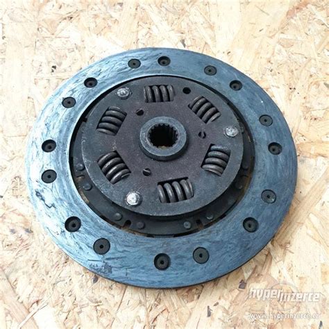 Ilustrace základních komponentů spojkové sady: lamela, přítlačný talíř, vypínací ložisko.