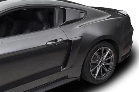 Obrázek ukazující ROUSH Quarter Window Scoops na Mustang S550 ve gloss černé
