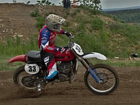 Motokrosový motocykl na trati