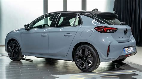 Infografika: Rozdělení mlhovek Opel Corsa C podle roku výroby a strany