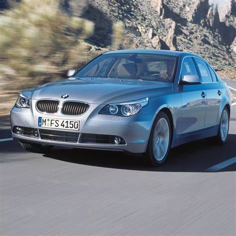 Infografika: kroky výběru správného blatníku pro BMW E60/E61: model, motor, stav, barva, typ dílu, cena