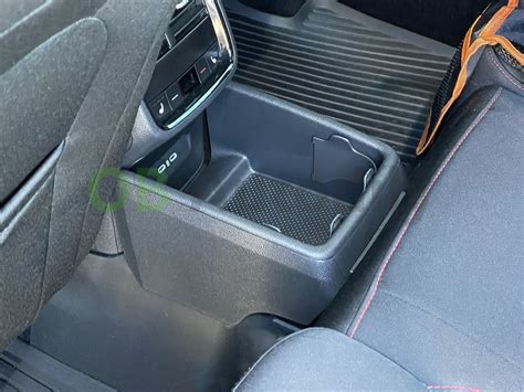 detail interiéru Toyoty Avensis s důrazem na středovou konzoli a sedadla