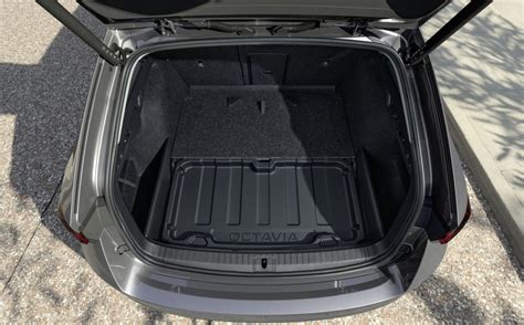 vizualizace velikosti zavazadlového prostoru Toyoty Avensis kombi s možností sklopení sedadel