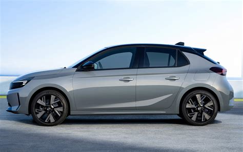Přední pohled na Opel Corsa s dynamickým designem a LED světlomety
