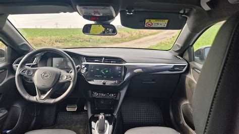 Interiér Opel Corsa s vyhřívanými sedadly a moderním infotainmentem