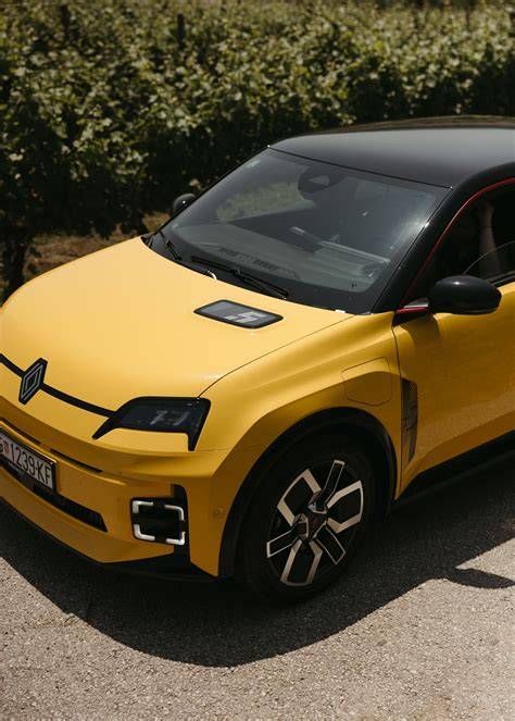 Ukázka dvoucestného technického automobilu Renault a jeho výbavy