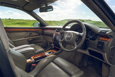 Infografika: Přehled dílů dveřních panelů Audi A8 D2