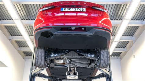 Detailní záběr na podvozek vozu s aplikovaným ochranným nástřikem