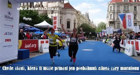 běžec běží bos maraton ulice