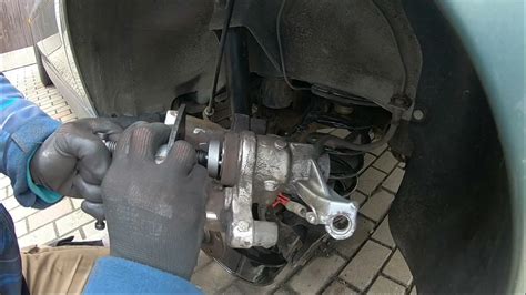 ilustrace demontáže zadního brzdového bubnu z náboje