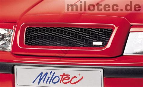 Ilustrační obrázek sportovní masky s černou mřížkou pro Škoda Octavia I