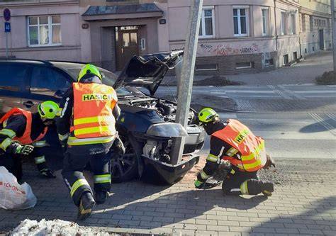 Fotografie nehody Peugeot 205 a následné zranění posádky