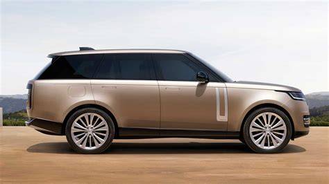 královnin Range Rover s maskotem na kapotě