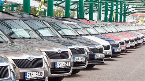 Ilustrace autobazaru s vystavenými vozy