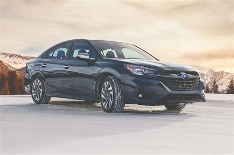 Infografika s přehledem generací Subaru Legacy a typů převodovek