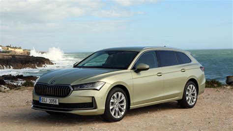 Ilustrace různých typů motorů používaných v první generaci Škody Superb.