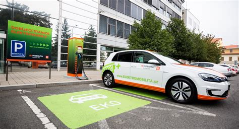 Ilustrace symbolizující elektromobilitu a ekologickou dopravu