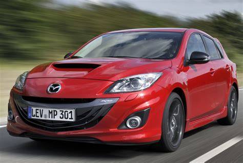 Infografika: Srovnání rozvorů, objemů zavazadel a parametry podvozku Mazda 3 versus Mazda 5