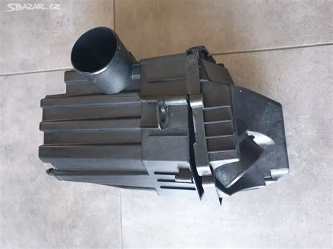 Umístění vzduchového filtru v motorovém prostoru BMW E60