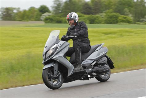 Motocykl Kymco Downtown ve městě