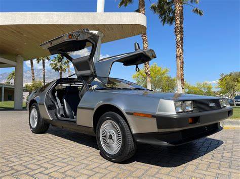 DeLorean DMC-12 ve filmu s otevřenými gullwing dveřmi