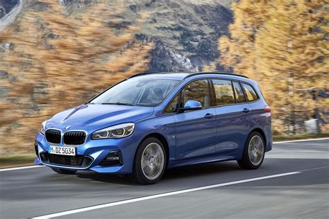 Infografika: Porovnání vnějších rozměrů a objemu zavazadlového prostoru mezi BMW 2 Gran Tourer, BMW 2 Active Tourer a VW Touran