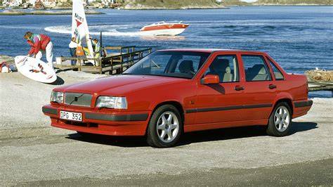 Infografika ukazující tlumení dveří a řezy vynikající akustikou pro Volvo 850