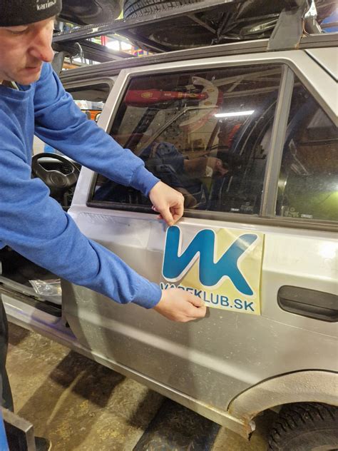 Obrázek ukazuje typický nasazení celoprůchozího výfuku na Felicii a související komponenty
