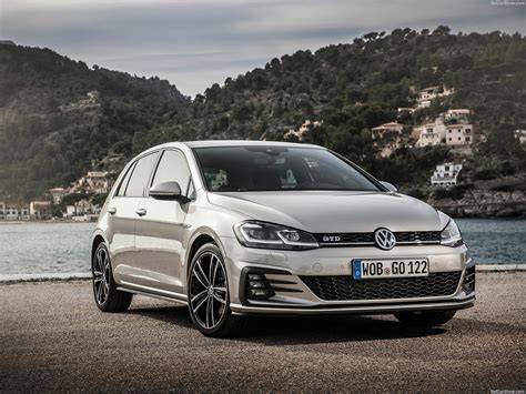 Volkswagen Golf GTI a GTD