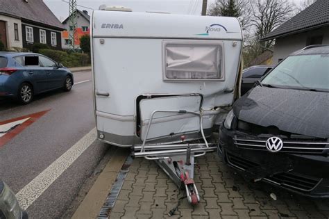 ruka na volantu při couvání s přívěsem