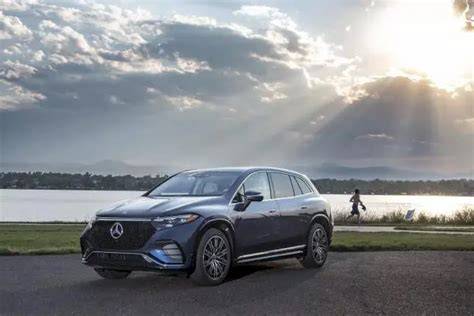 Infografika: srovnání objemu zavazadel u SUV Mercedes-Benz