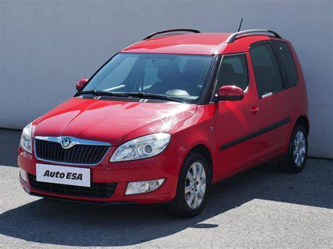 Infografika: Porovnání verzí Škoda Roomster 1.2 TSI a 1.6i - prostor, výbava, spotřeba
