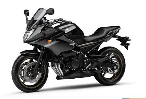 Infografika: Srovnání typů výfuků pro Yamaha XJ6 a XJ6 Diversion (slip-on vs. kompletní systém)