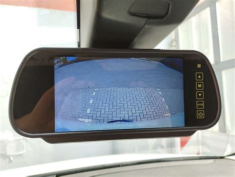 Obrázek zadní parkovací kamery integrovné do třetího brzdového světla nad dveřmi