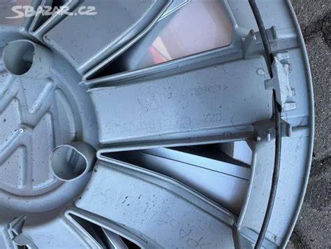 Obrázek ukazující sadu poklic pro Renault s novým logem a montáží na plechový disk