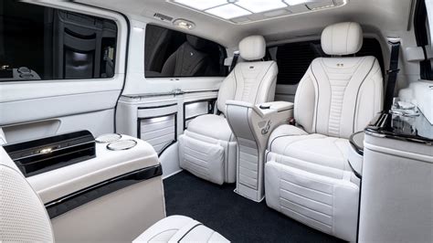 Ilustrace interiéru Mercedesu Viano s nainstalovanou boční zvedací plošinou a různými možnostmi sezení