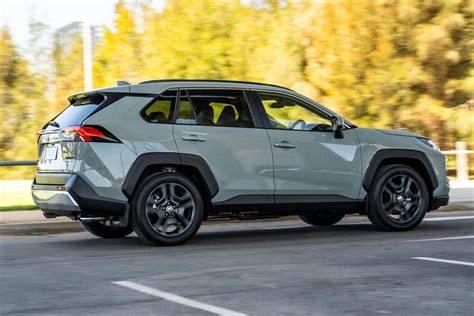 exteriér Toyota RAV4 páté generace - robustní postoj a vyšší světlá výška