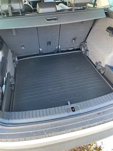 interiér RAV4 - prostornost a ergonomie, dvojitá podlaha