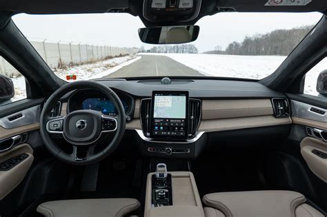 Interiér Volvo V50 s minimalistickou středovou konzolí