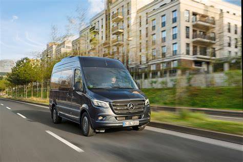 Infografika srovnání verzí Mercedes-Benz Sprinter (skříňové vozy, minibus a obytné)