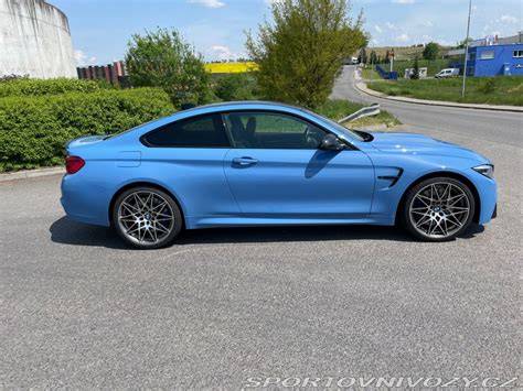 Schéma srovnání výbavových stupňů BMW M4 a dopad na cenu pojištění