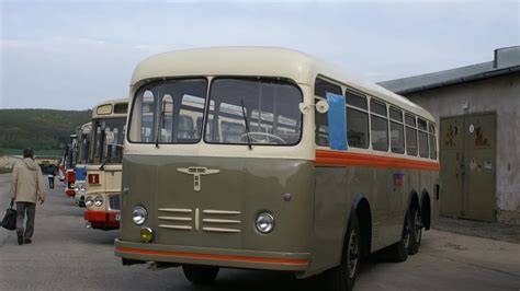 Obrázek historických autobusů a depozitáře Technického muzea v Brně v Řečkovicích
