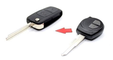 Obrázek: Různé typy klíčů Suzuki (klasický s dálkovým ovládáním, transpondér a smart key)