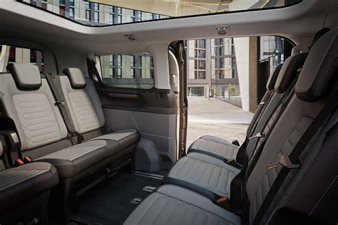 Ilustrační obrázek interiéru a exteriéru vozů Ford Custom a Tourneo